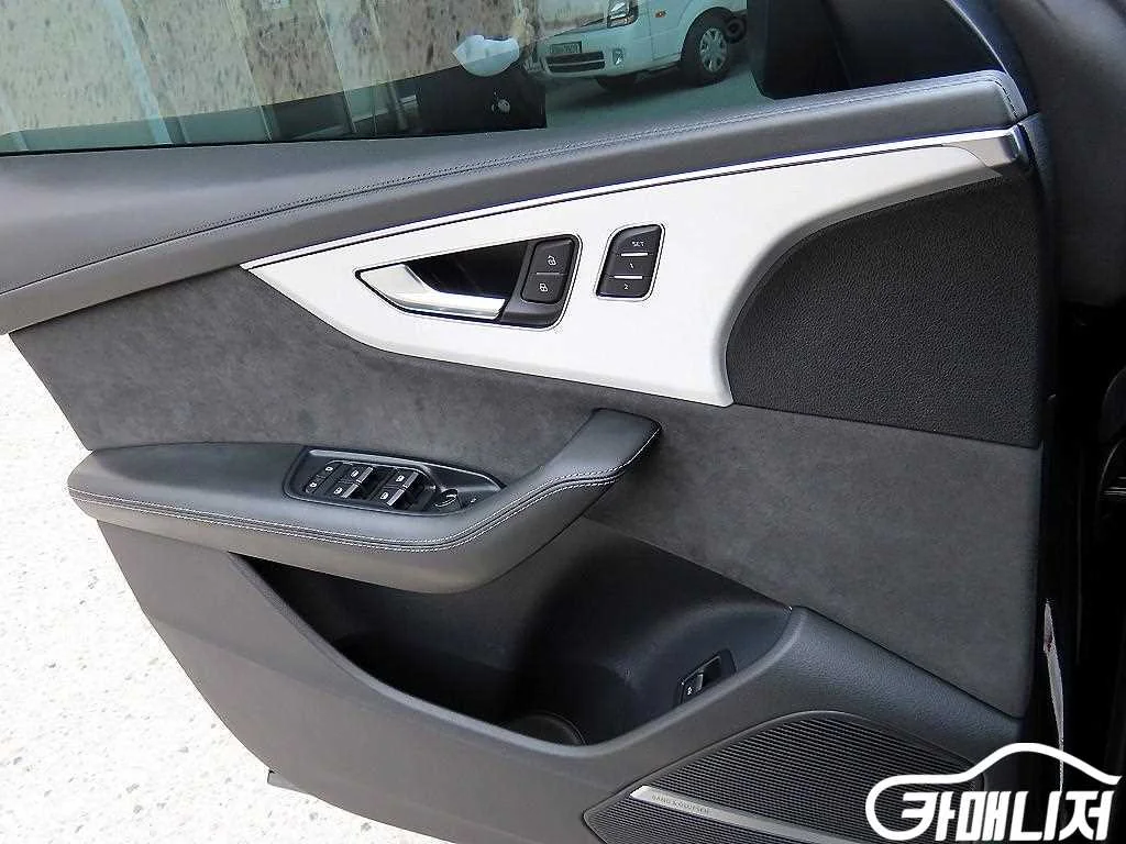 Q8 55 TFSI 콰트로 프리미엄 사진 12